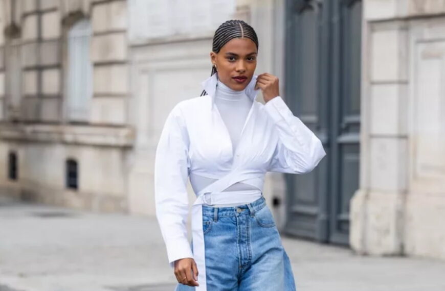 Photo of a lady wearing baggy jeans With a Layered Turtleneck - Fashion Police Nigeria