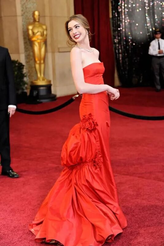 Anne Hathaway’s wore a red Valentino gown at the 2011 Oscars - Fashion Police Nigeria