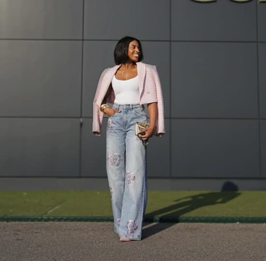 lady wearing a crop blazer and jeans - Fashion Police Nigeria