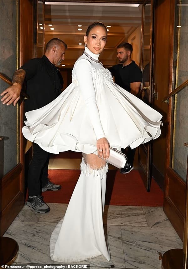 Jennifer Lopez Dressed to Impress in Sculptural White Dress Jennifer Lopez Dressed to Impress in Sculptural White Dress